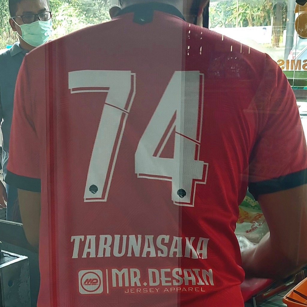 Jersey nomor punggung 74 penjual pukis di Superindo Jatikramat Bekasi 