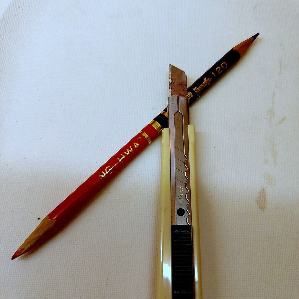 Meraut menyerut pensil dengan pisau adalah cara jadul 