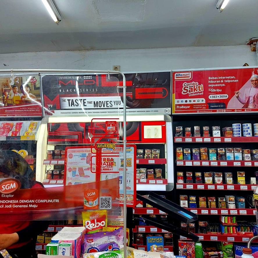 Alfamart di Chandra Baru, Jatirahayu, Pondokmelati, Bekasi belum memasang tirai rokok 