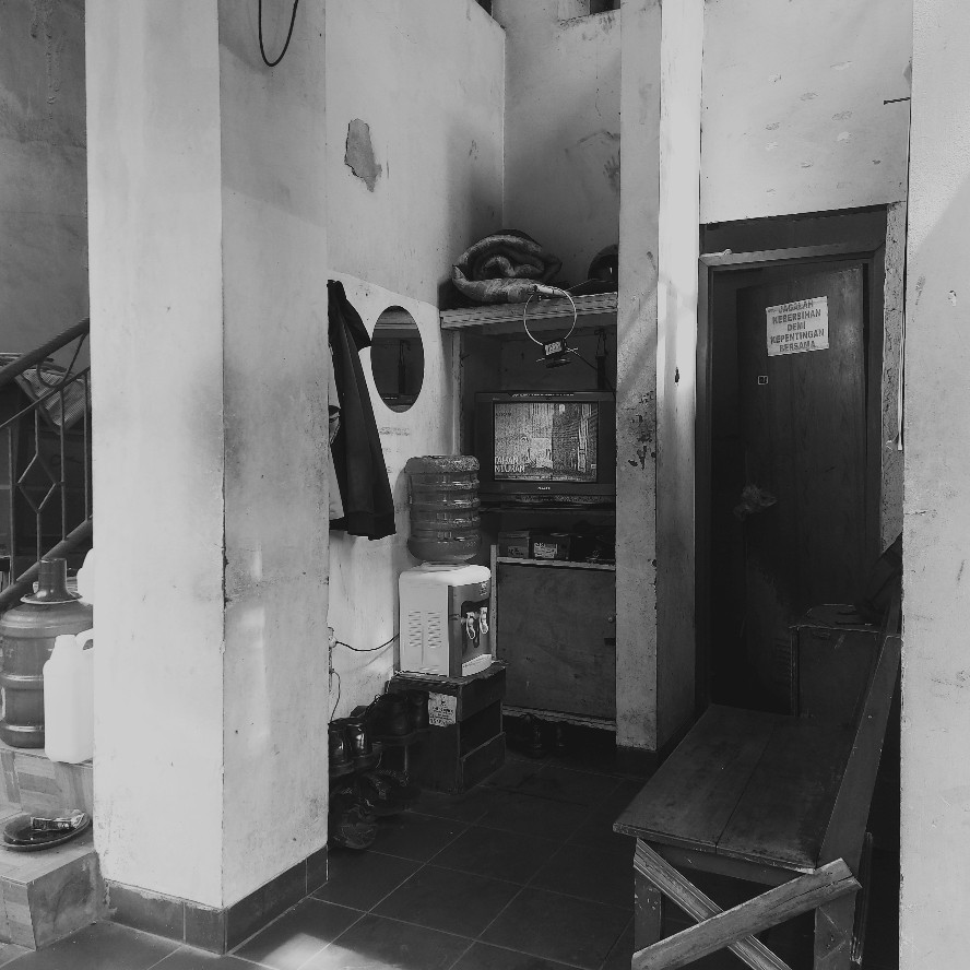 Pos satpam di gerbang kompleks sebelah bank di Jatiwaringin, Bekasi 