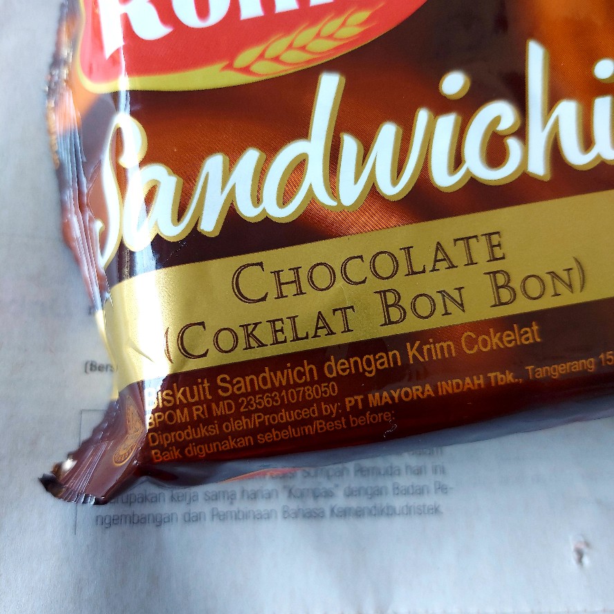 Biskuit sandwich atau tumpuk cokelat bonbon dari Roma 