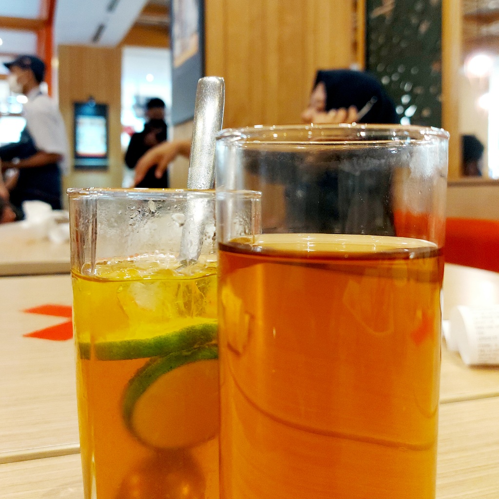 Minuman tanpa sedotan di bakmi GM Pondok Indah Jakarta 