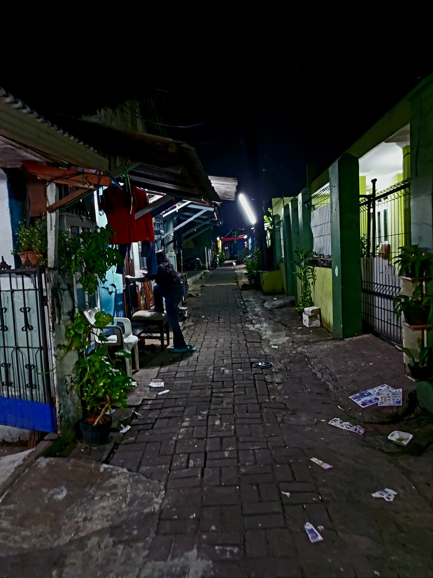 Kampung padat nan terang pada malam hari di Pondokmelati, Bekasi, Jabar 