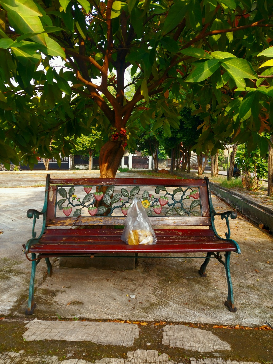 Bangku taman di Chandra Baru, Jatirahayu, Pondokmelati, Bekasi