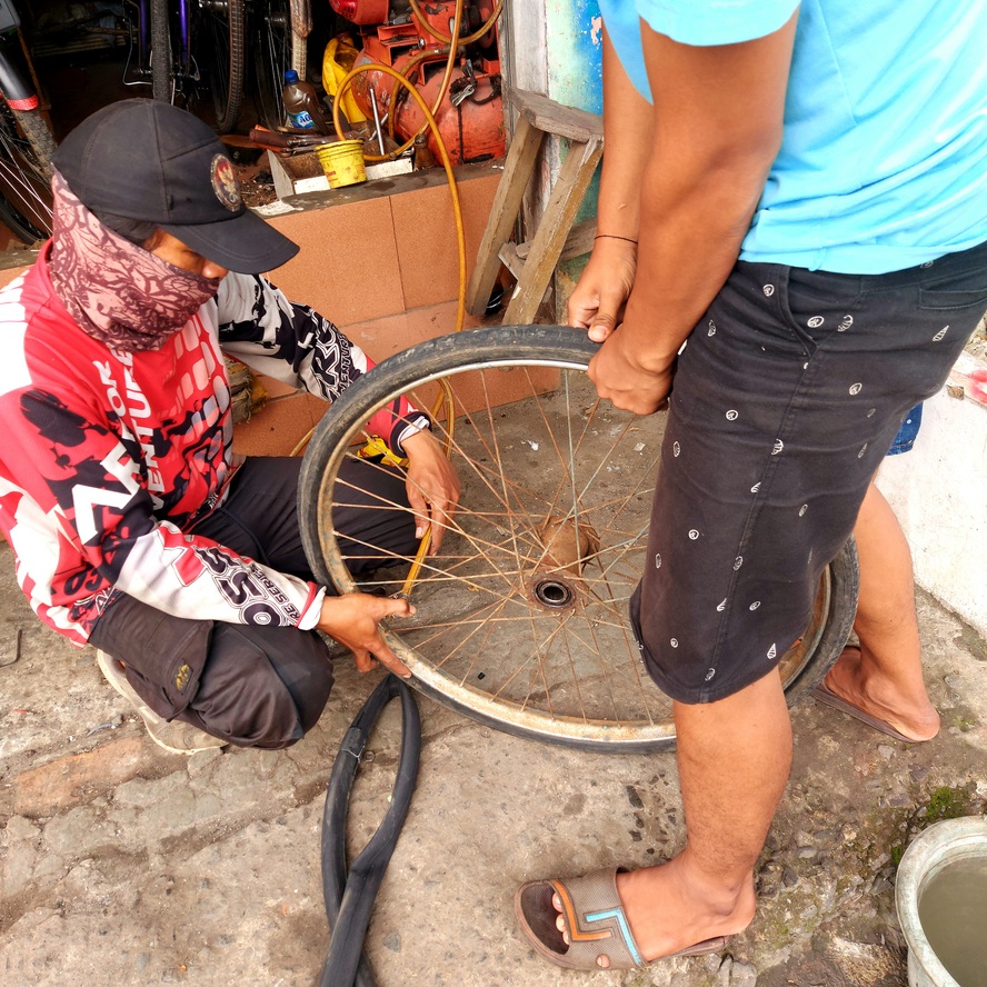 Penjual mainan keliling di bengkel sepeda Mas Parto Chandra Indah Bekasi 