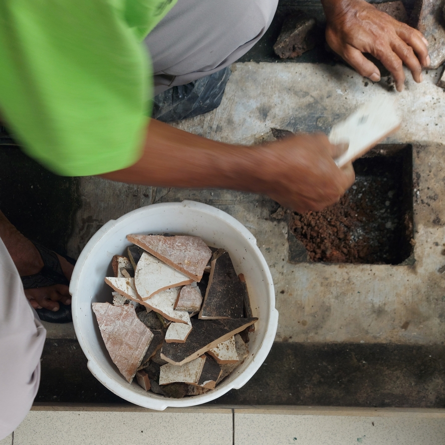 Pecahan keramik untuk menimbum rongga tikus di bawah lantai semen 