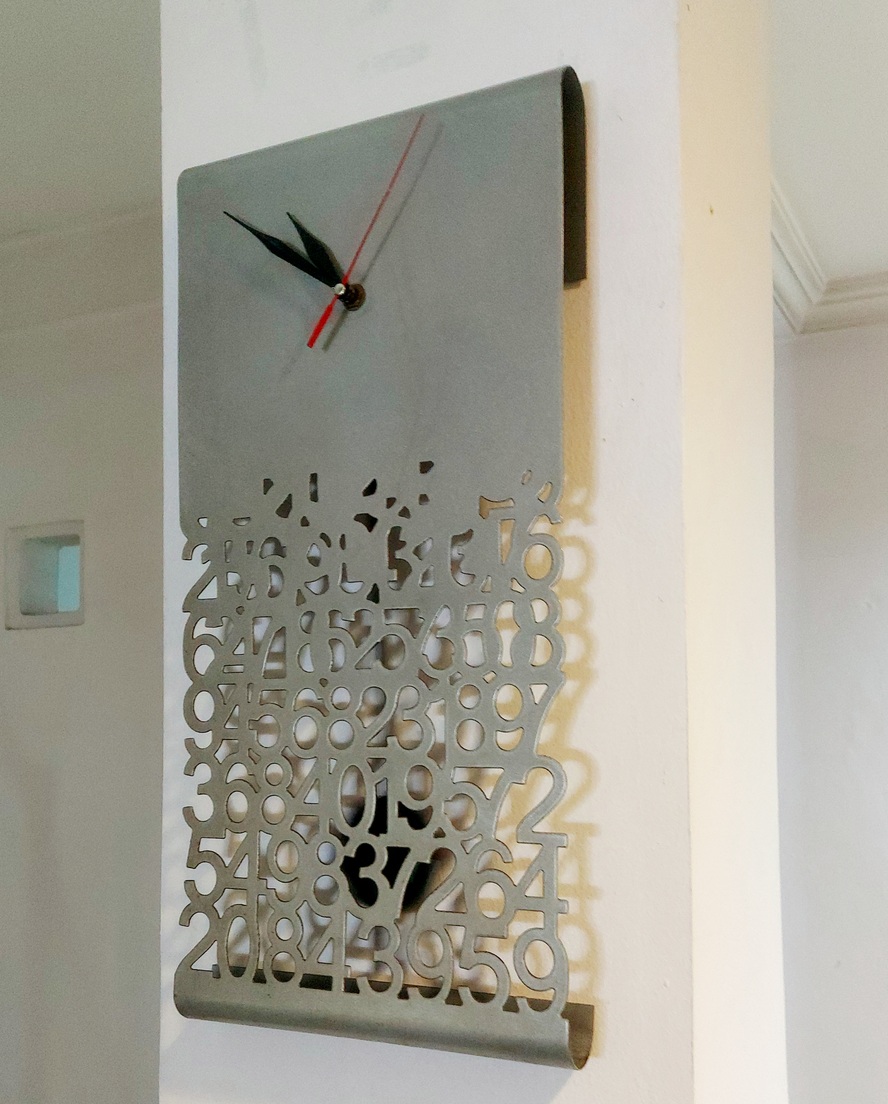 Jam dinding dengan pendulum berharga Rp100.000 
