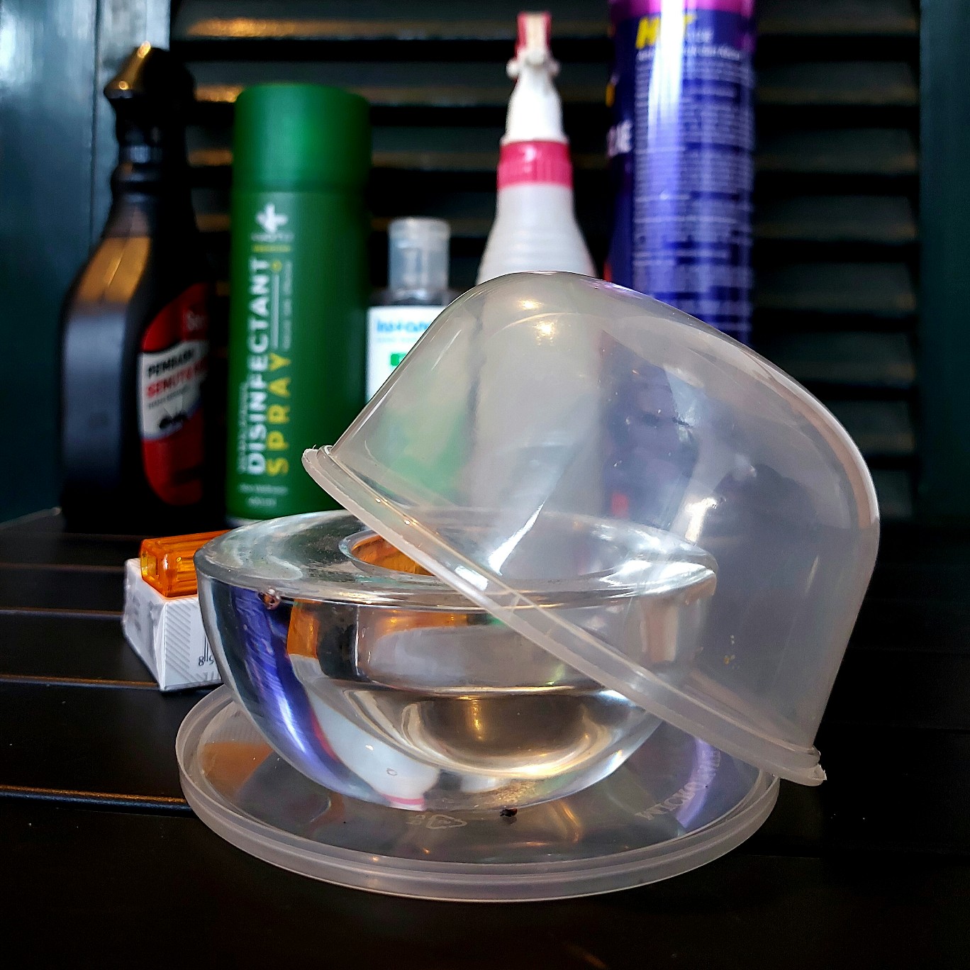 Topi asbak dari mangkuk untuk mencegah abu rokok ditiup angin 