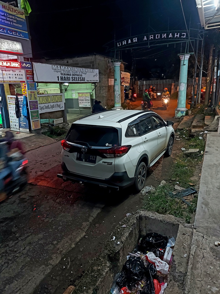 Masalah parkir mobil di samping Indomaret Chandra Baru, Jalan Raya Kodau, Pondokmelati, Bekasi 