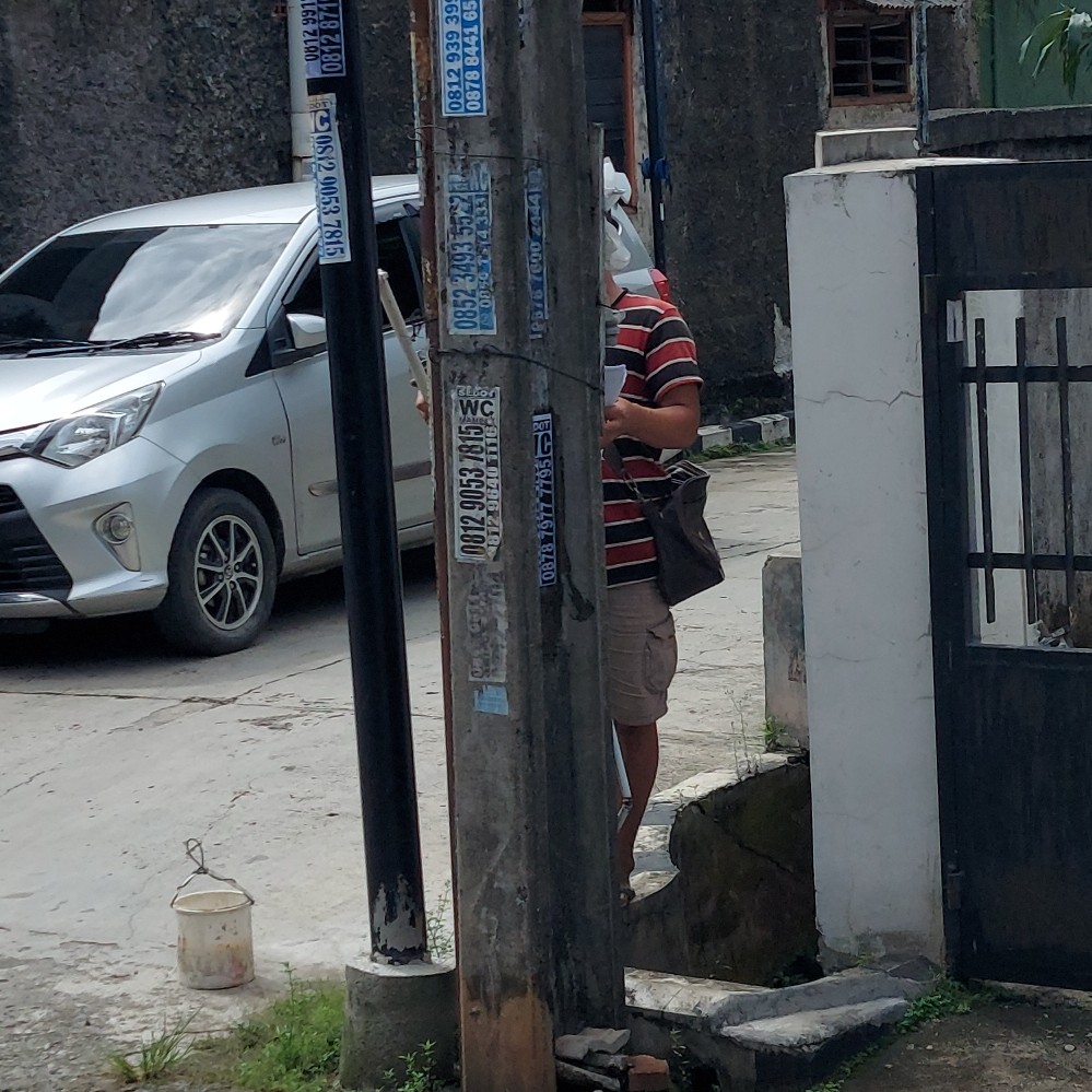 Mengamati penempel iklan sedot WC di Jatirahayu, Pondokmelati, Bekasi 