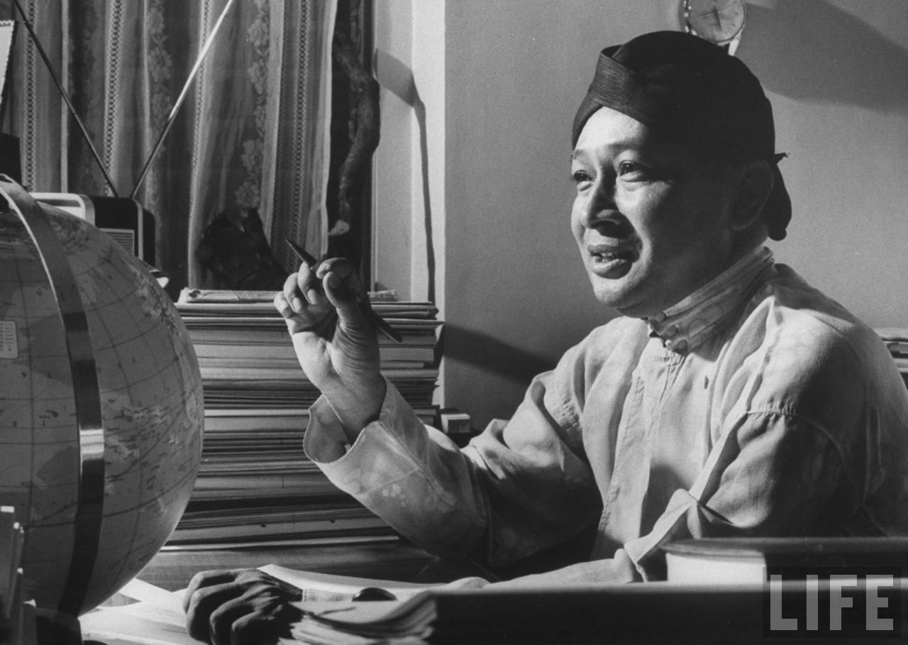 Soeharto dalam surjan dan belangkon Yogya dalam majalah Life 1967 