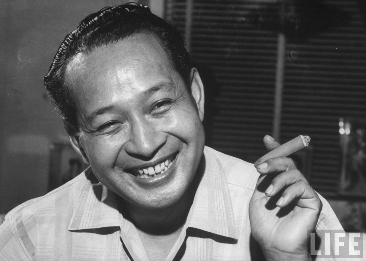Soeharto mengusap cerutu dalam majalah Life 1967 