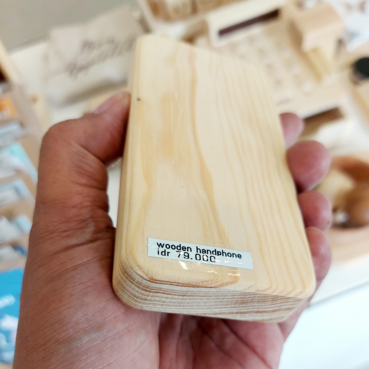 Gaya nostalgik ponsel jadul dari kayu di kafe Temu