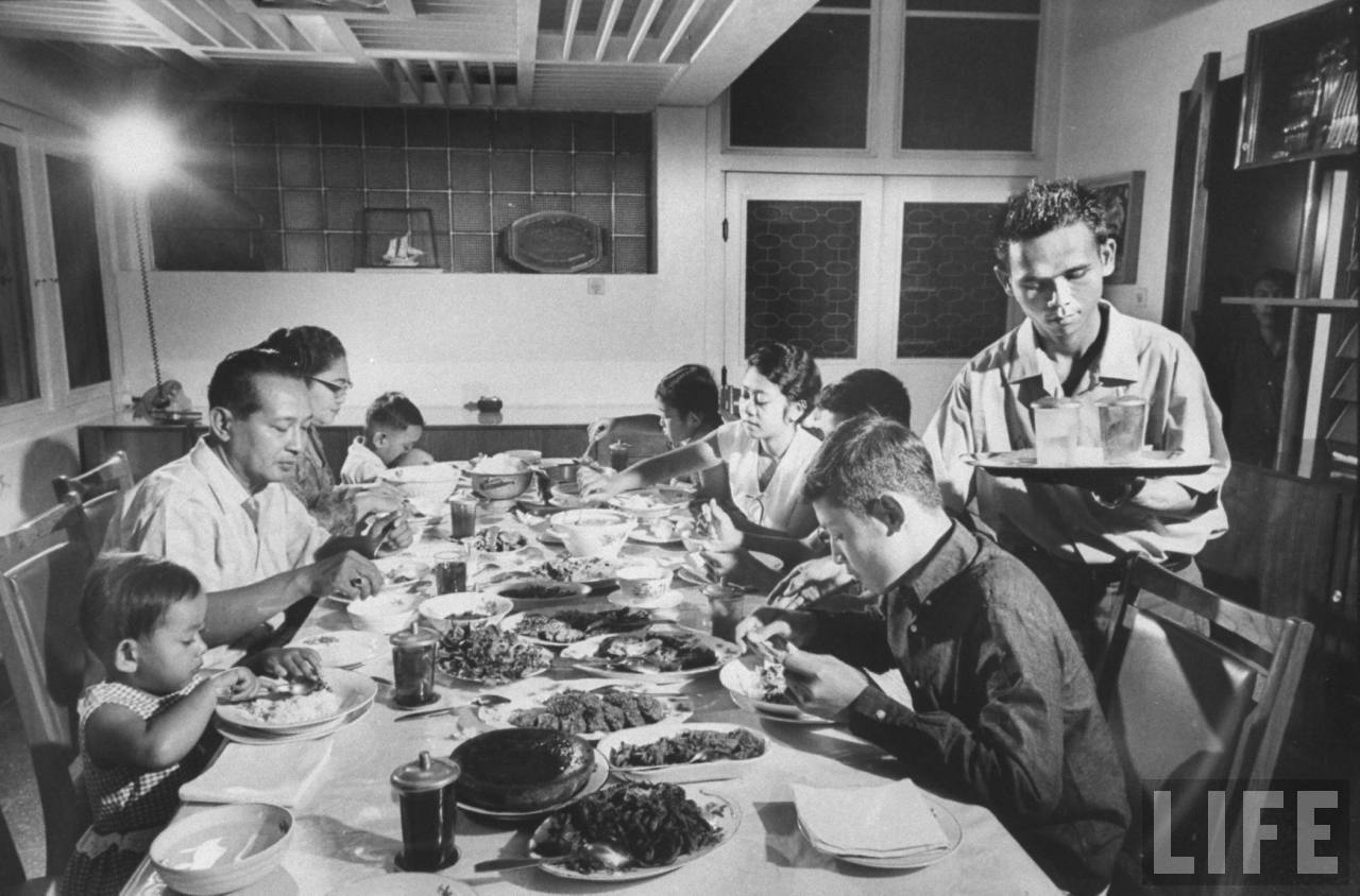 Soeharto makan malam bersama keluarga dalam majalah Life 1967 