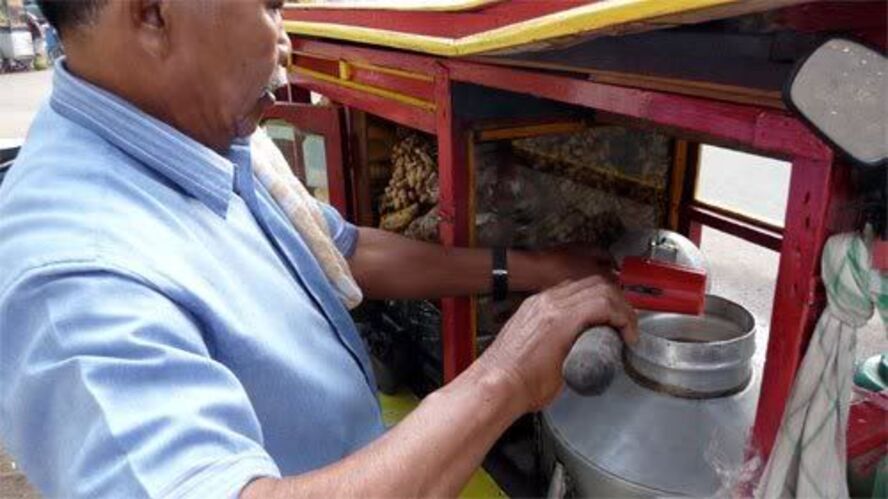 penjual ubi singkong rebus di Taman Gandaria Jaksel 
