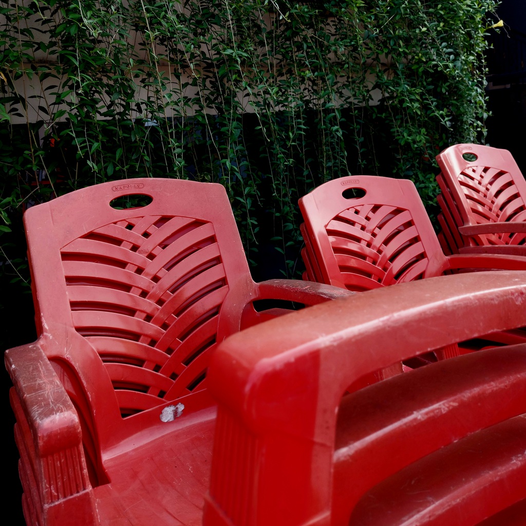 Kursi plastik merah inventaris sebuah RT di Jatirahayu, Pondokmelati, Bekasi