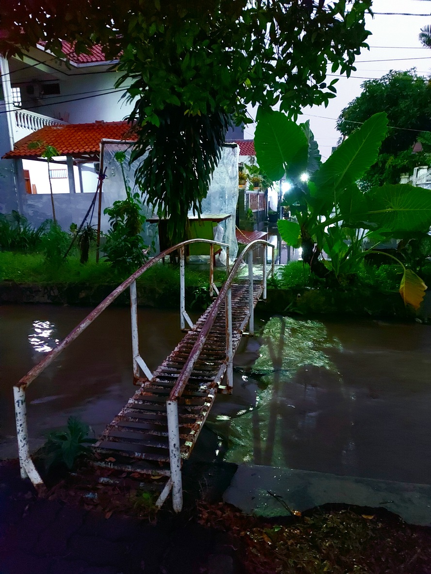 Banjir di Chandra Baru, Jatirahayu, Pondokmelati, Bekasi, 5 April 2022 