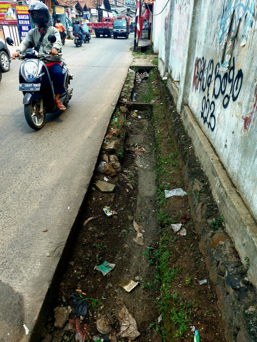 Got jadi dangkal karena terisi tanah dan sampah di Jalan Raya Kodau, Bekasi 