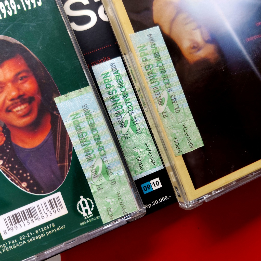Stiker lunas PPN pada CD musik Benyamin, Indra Lesmana, dan Chrisye