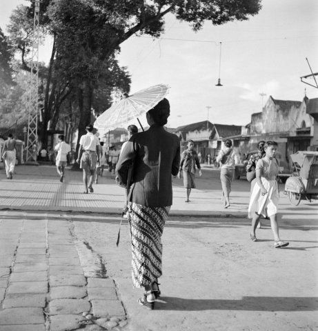 Seorang perempuan Jogja berkebaya di Malioboro, 1948