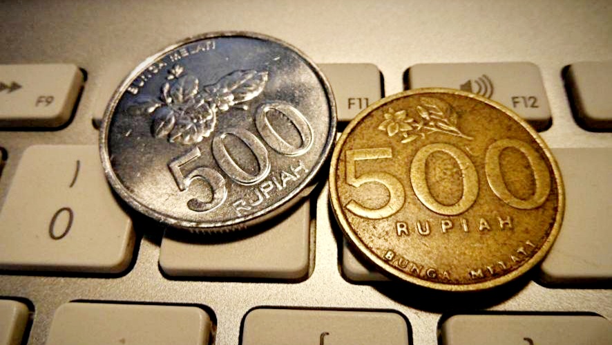 1 September 2014: dua koin Rp500, berbahan aluminium (putih) dan perunggu (kuning)