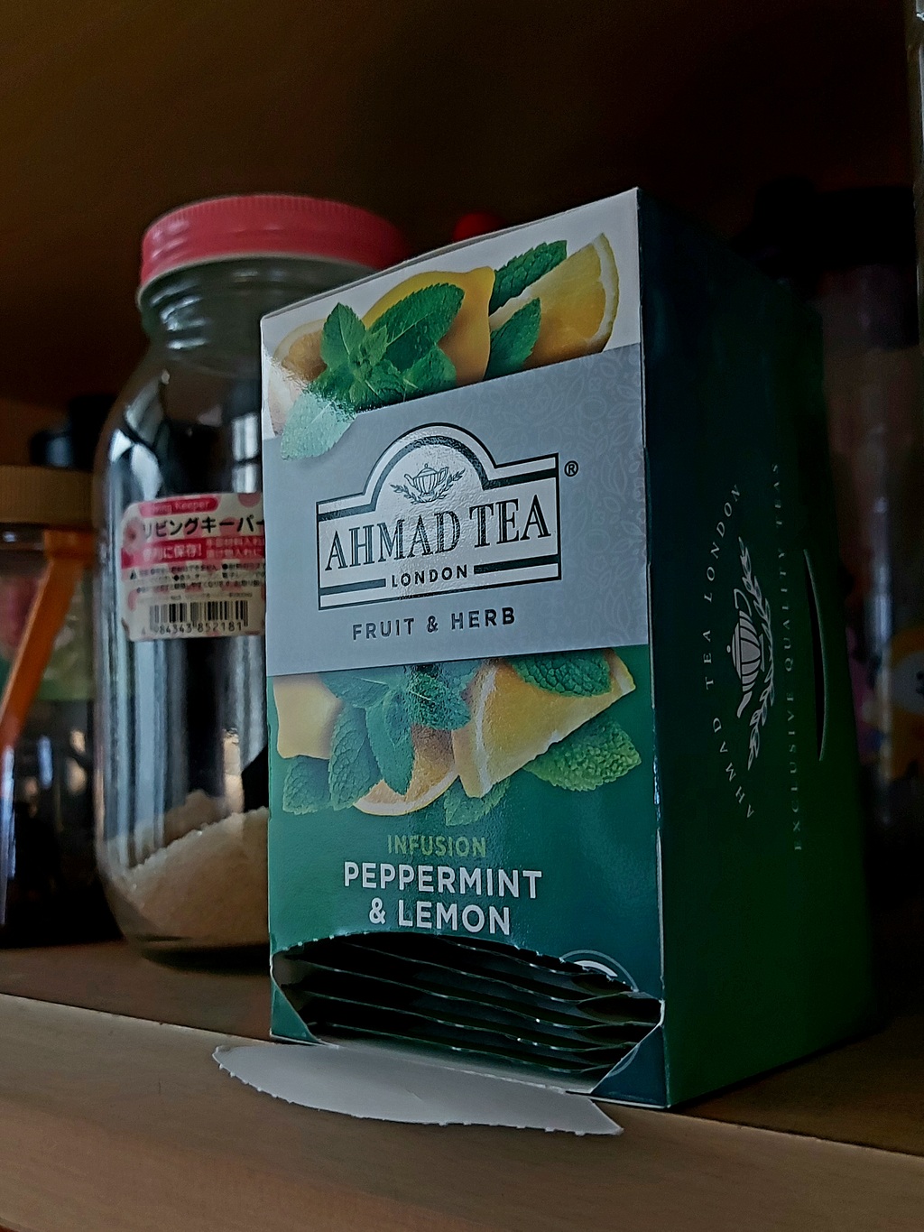 Kotak teh celup beramplop dengan model dispenser dari Ahmad Tea 