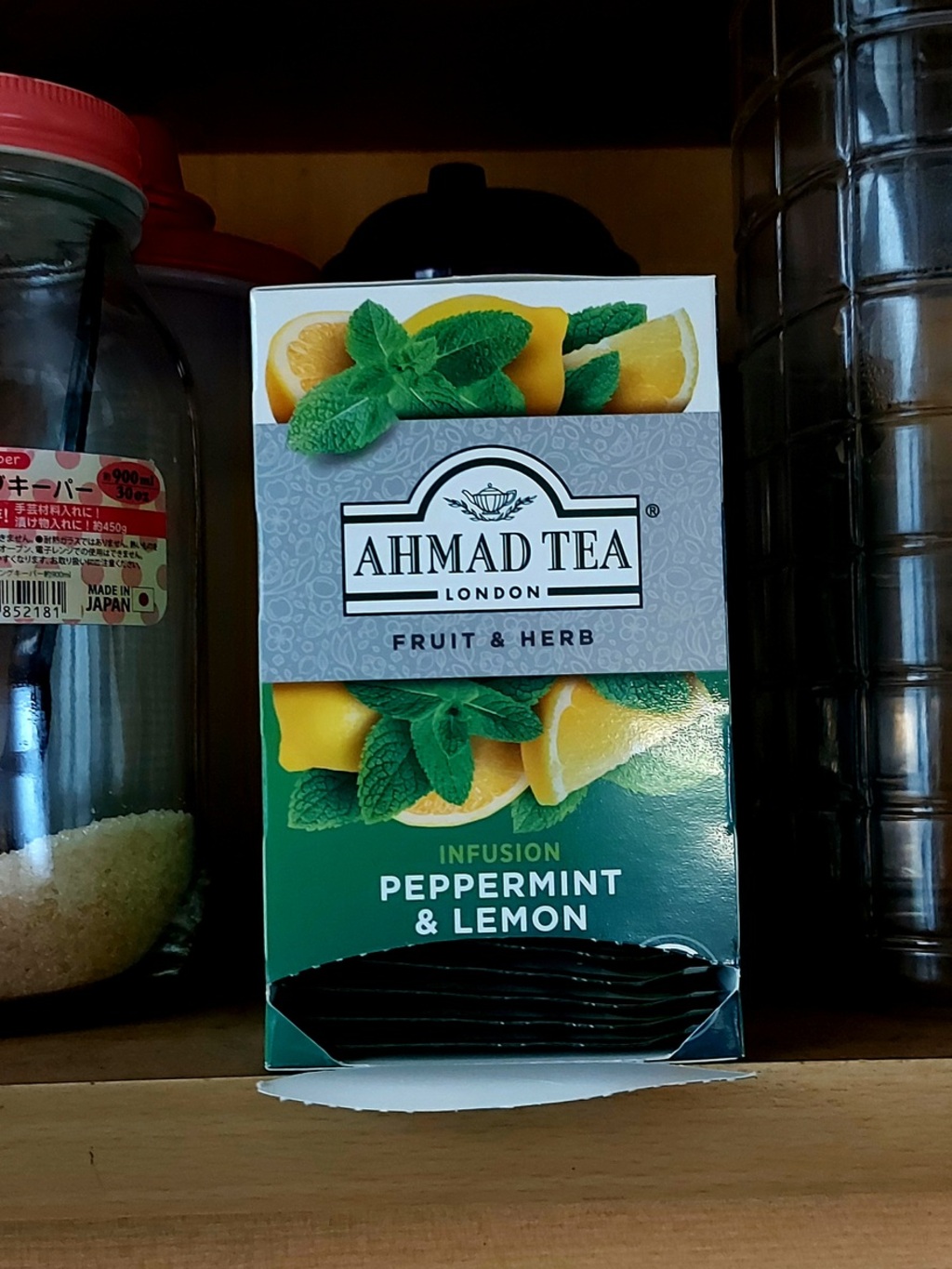 Kotak teh celup beramplop dengan model dispenser dari Ahmad Tea 