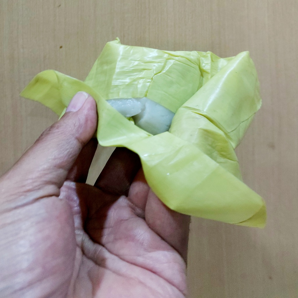 Daun pisang hijau pupus untuk membungkus nagasari 