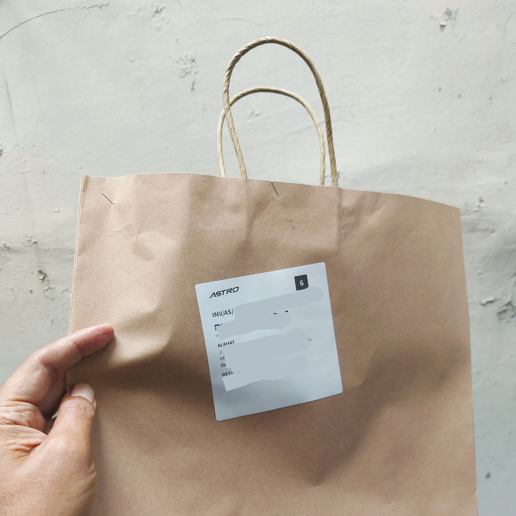 Tas kertas dengan tali kertas dari belanja delivery di grocery shop Astro