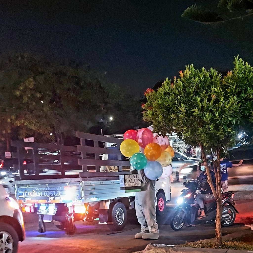 Penjual balon di bundaran setelah pintu tol keluar di Jatiwarna, Bekasi, Jabar 