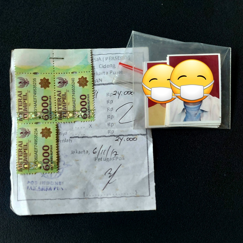 Gaya jadul: punya meterai dan pasfoto dalam dompet 