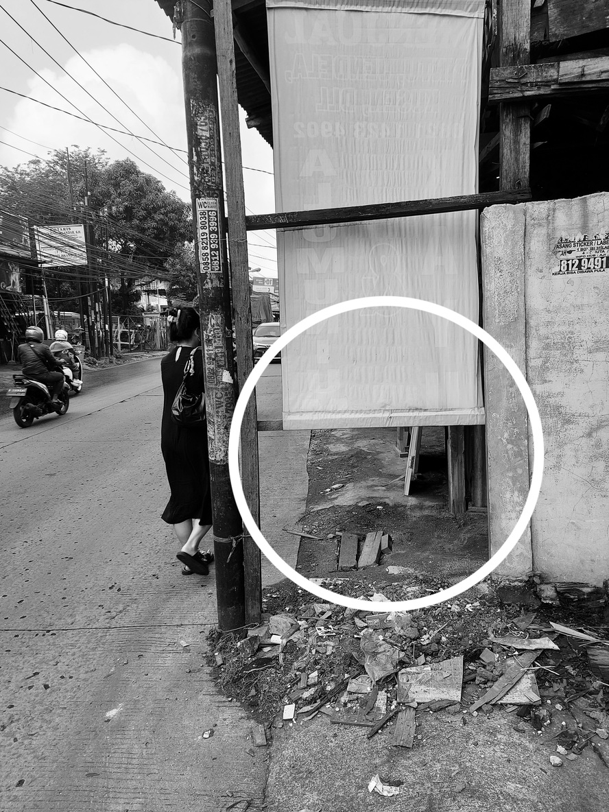 Spanduk curang perintang pedestrian di Jatimakmur, Pondokgede, Bekasi 