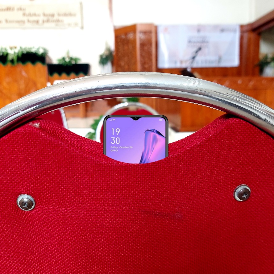 Kursi gereja dengan punggung punya kantong ponsel 