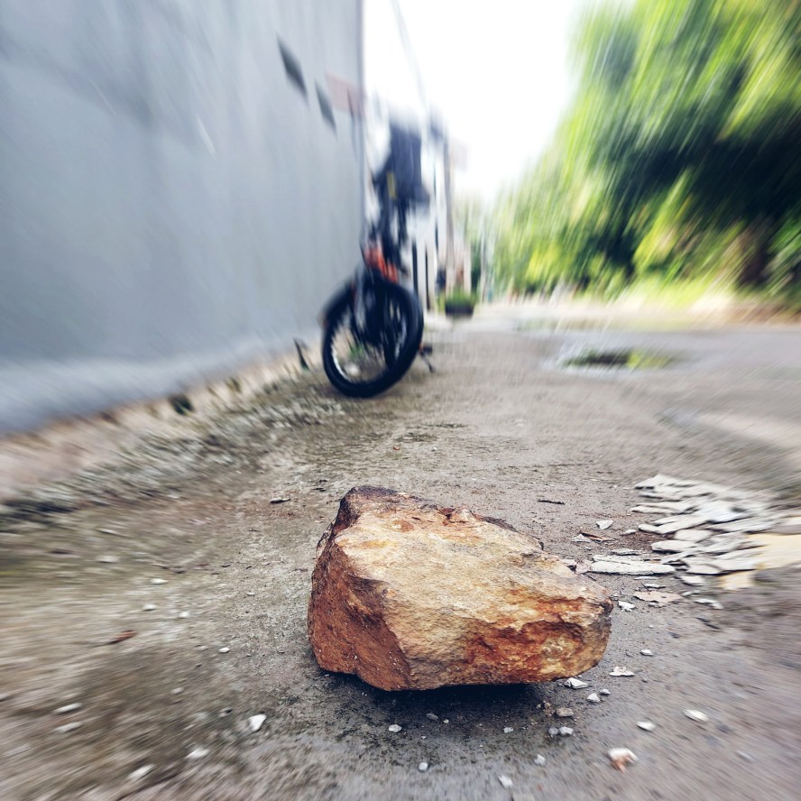 Batu penghalang kendaraan melipir di Chandra Baru, Jatirahayu, Pondokmelati, Bekasi 
