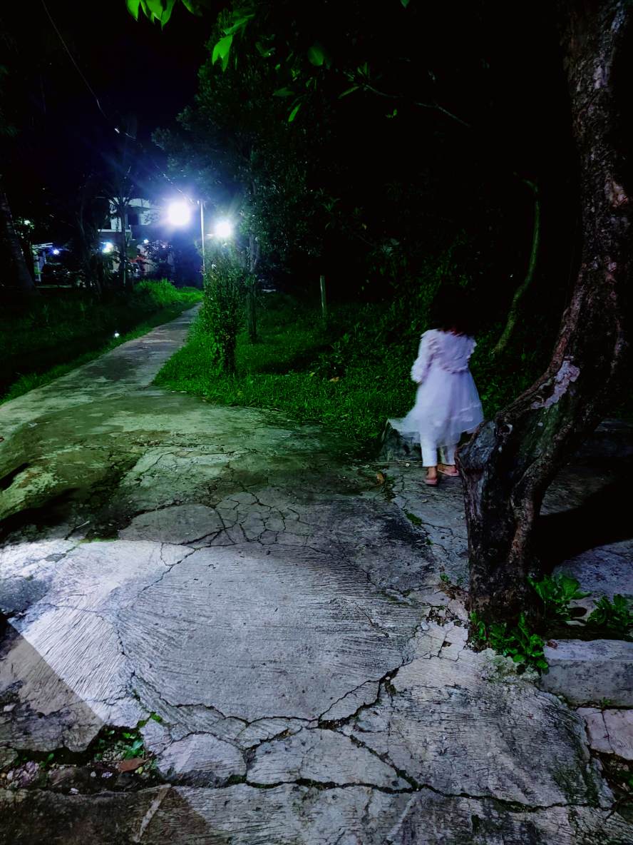 Gadis kecil dalam gelap malam sepi