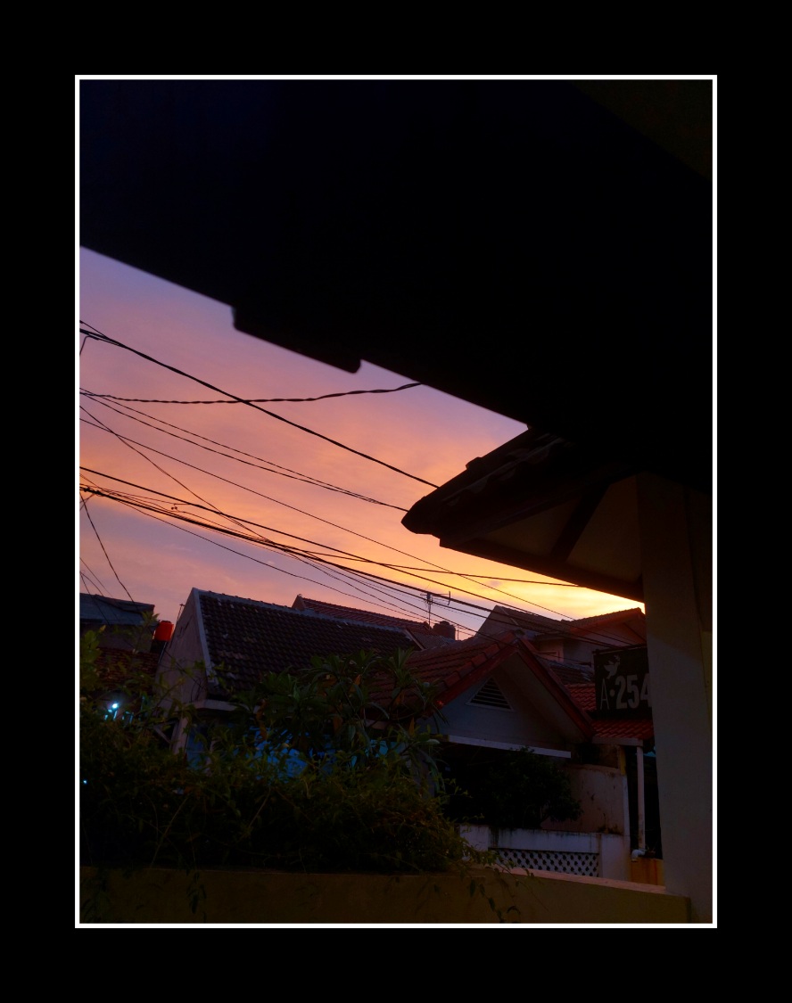 Senja jingga saat magrib