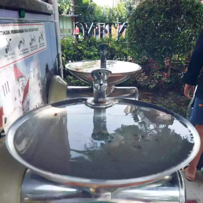 air muncrat Semarang - tap water fountain di Kota Lama