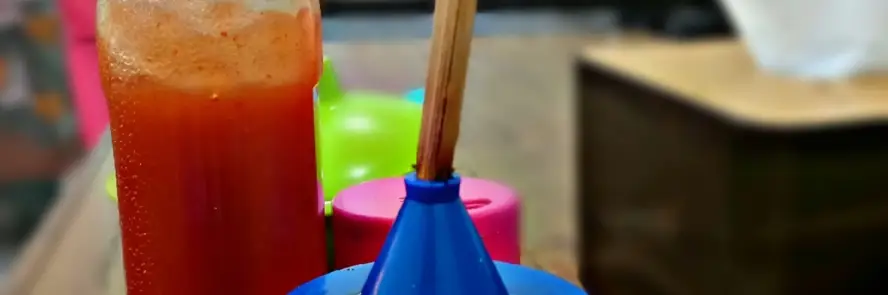 Stik sedotan tambahan pada botol kecap warung Jasun Pondokgede — Blogombal.com