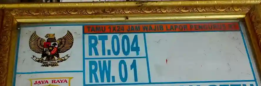 Nomor identitas rumah dalam bingkai keemasan